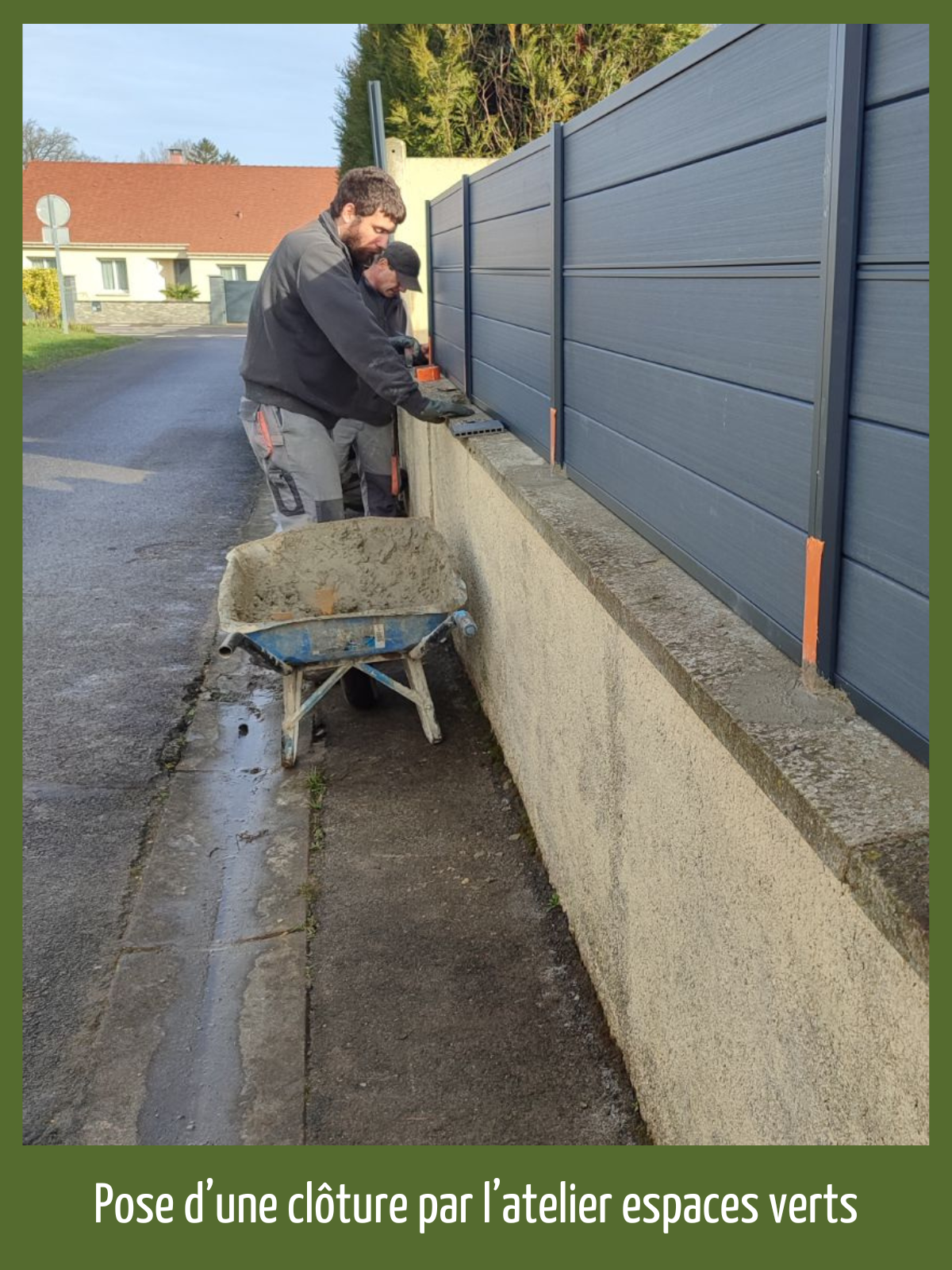 Pose clôture sur muret